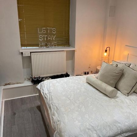 Central Private Double Bedroom In A 2Bedroom Apartment, Connected Via Underground, Overground And Many Bus Routes London Ngoại thất bức ảnh