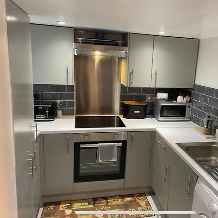 Central Private Double Bedroom In A 2Bedroom Apartment, Connected Via Underground, Overground And Many Bus Routes London Ngoại thất bức ảnh