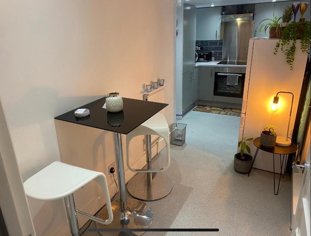 Central Private Double Bedroom In A 2Bedroom Apartment, Connected Via Underground, Overground And Many Bus Routes London Ngoại thất bức ảnh