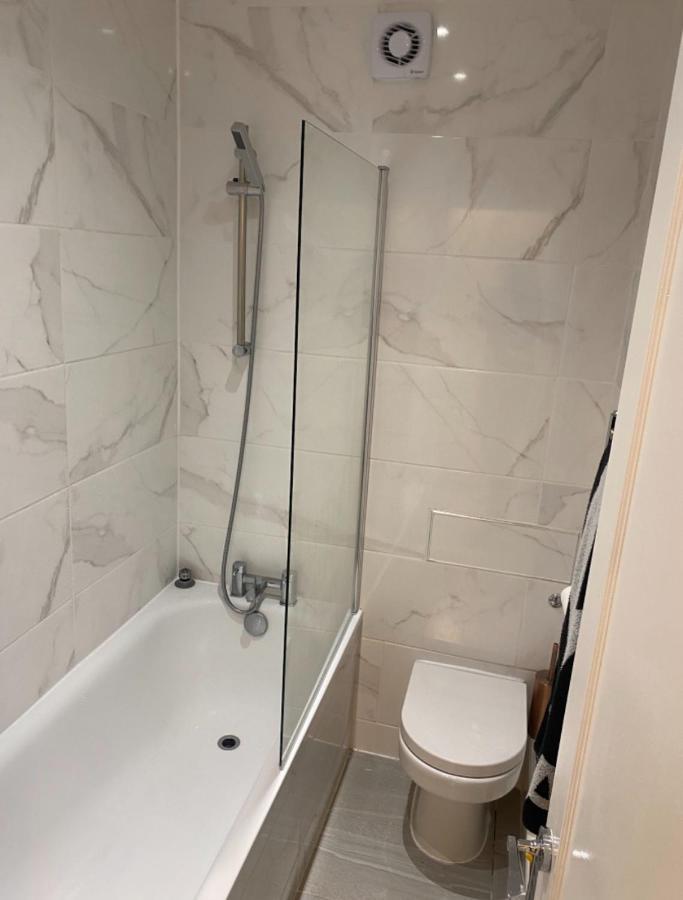 Central Private Double Bedroom In A 2Bedroom Apartment, Connected Via Underground, Overground And Many Bus Routes London Ngoại thất bức ảnh