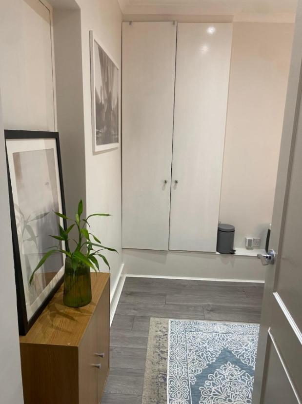 Central Private Double Bedroom In A 2Bedroom Apartment, Connected Via Underground, Overground And Many Bus Routes London Ngoại thất bức ảnh
