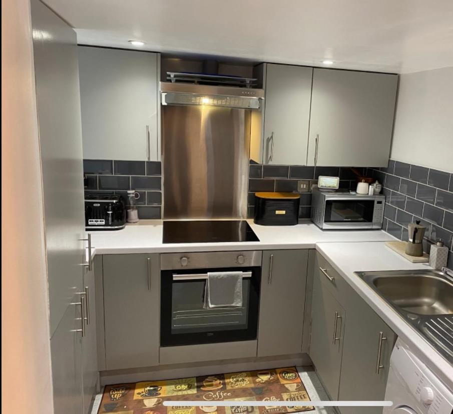 Central Private Double Bedroom In A 2Bedroom Apartment, Connected Via Underground, Overground And Many Bus Routes London Ngoại thất bức ảnh