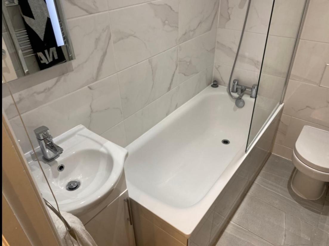 Central Private Double Bedroom In A 2Bedroom Apartment, Connected Via Underground, Overground And Many Bus Routes London Ngoại thất bức ảnh