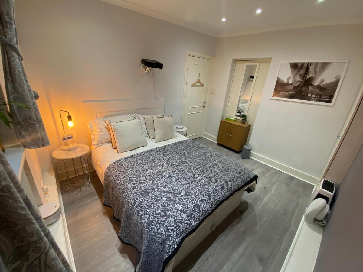 Central Private Double Bedroom In A 2Bedroom Apartment, Connected Via Underground, Overground And Many Bus Routes London Ngoại thất bức ảnh